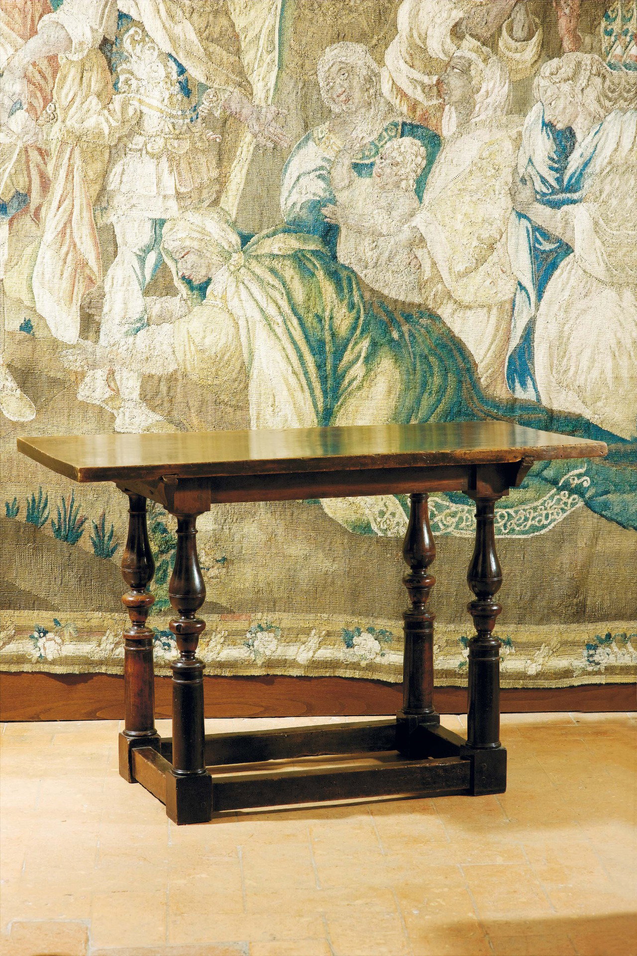Émilie, XVIIe siècle, table avec pieds torsadés en noyer